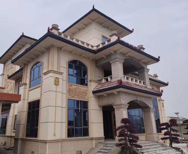 EPS線條是一種輕質(zhì)、高強(qiáng)度的材料，具有極佳的保溫、隔音性能，同時還有很好的抗水性能和耐候性能。