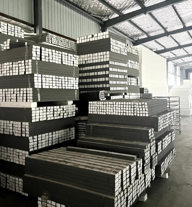 EPS（Expanded Polystyrene）即聚苯乙烯泡沫，是一種由聚苯乙烯樹脂顆粒經(jīng)加熱發(fā)泡形成的輕質(zhì)閉孔材料。