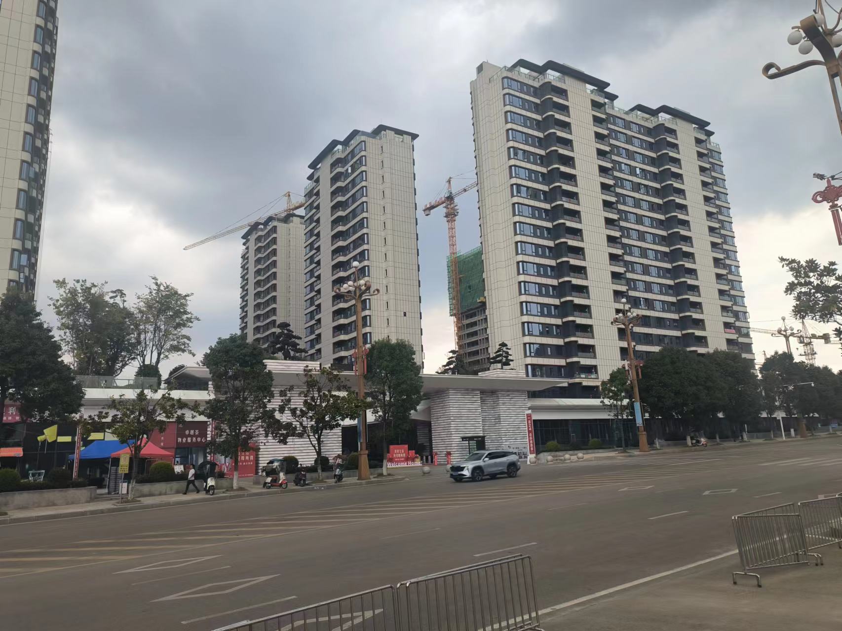 EPS外墻線條由于其獨特的優(yōu)勢，被廣泛應用于各種類型的建筑外墻裝飾，如住宅、商業(yè)大廈、工廠、學校等