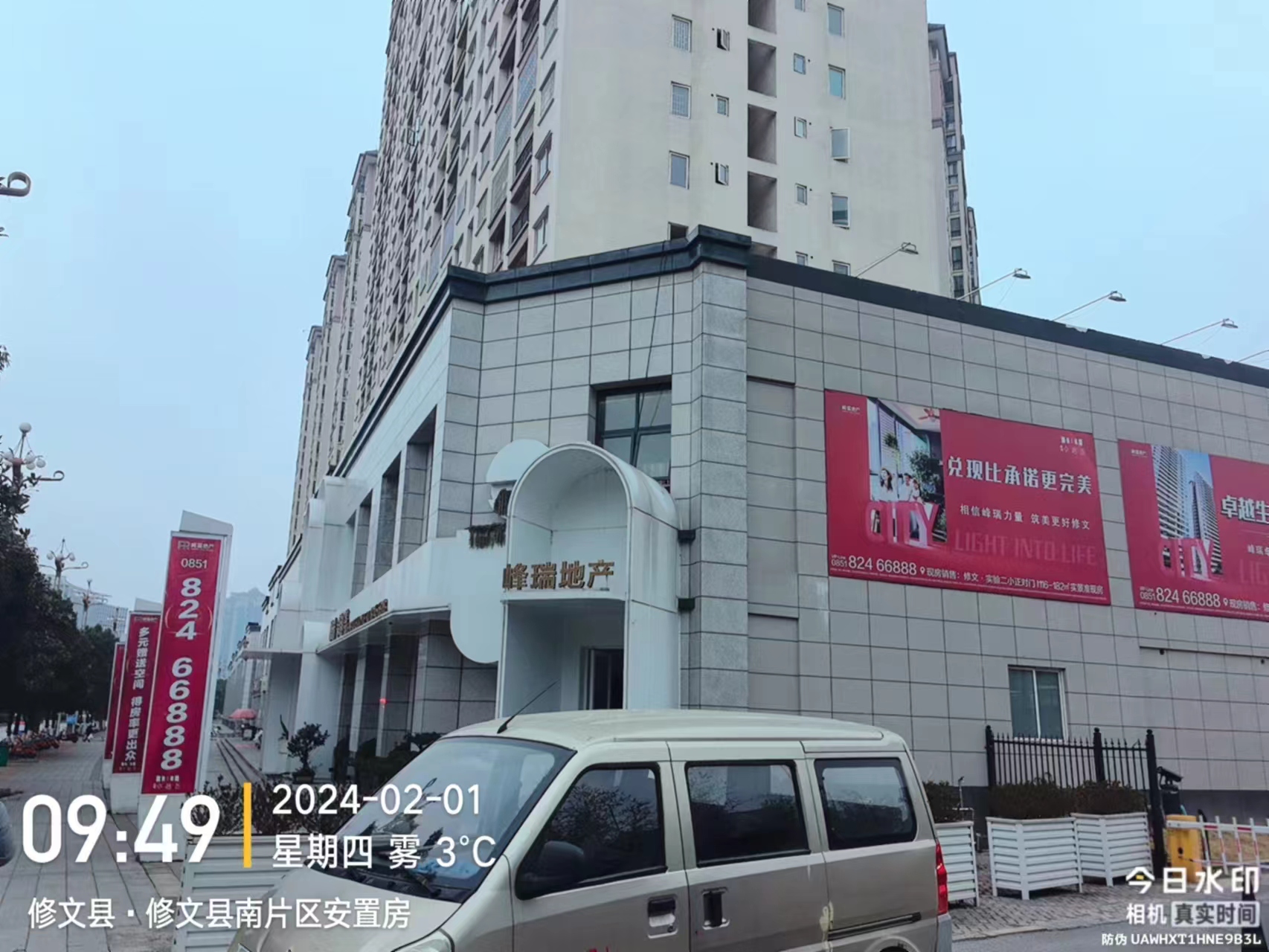 EPS裝飾線條的表面平整、細(xì)膩，可以進(jìn)行各種顏色、紋理的涂裝處理，使得建筑外觀更加美觀。