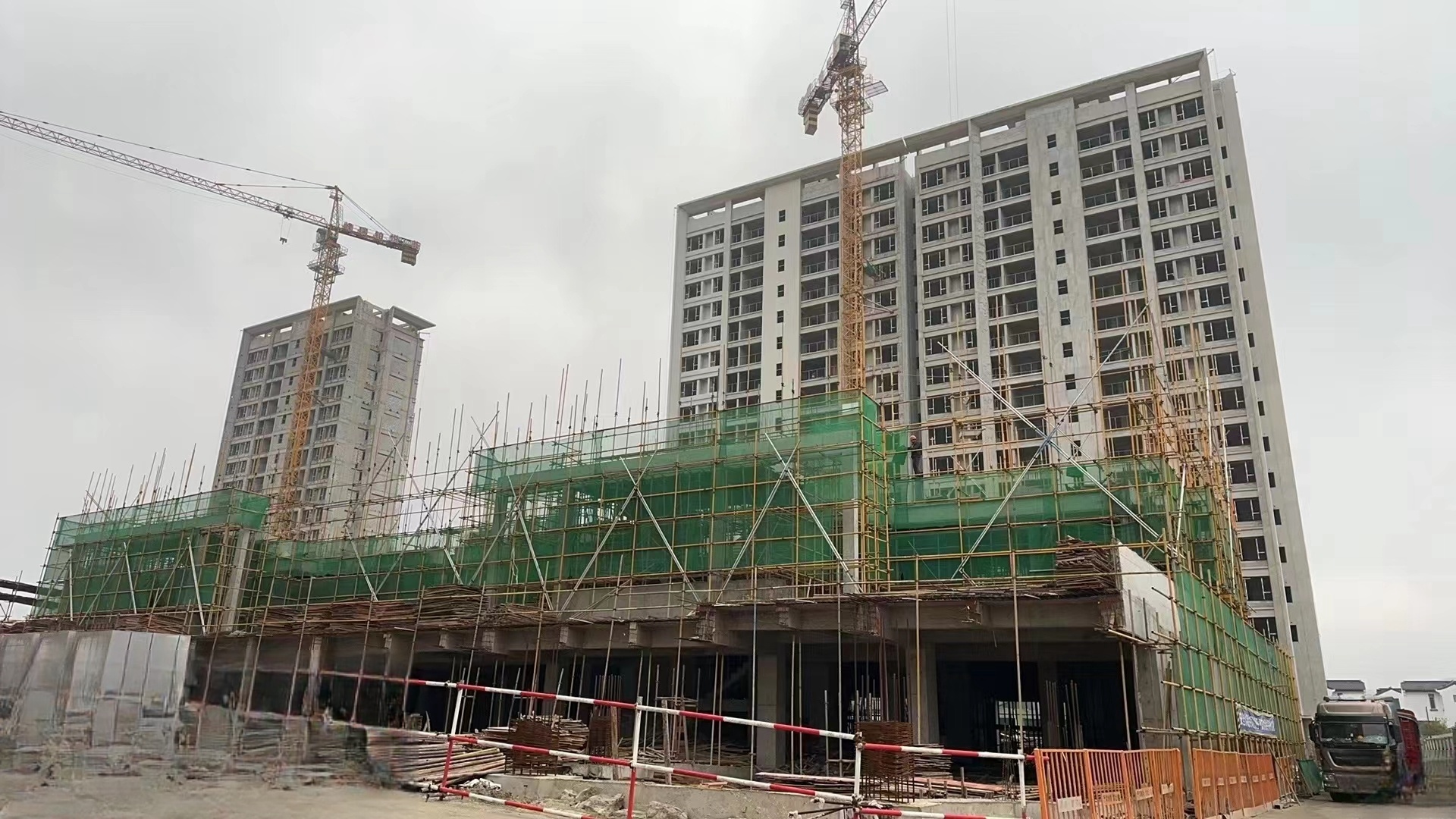 【eps線條廠家】外墻裝飾材料大PK：EPS線條和輕石構(gòu)件誰能笑到最后？