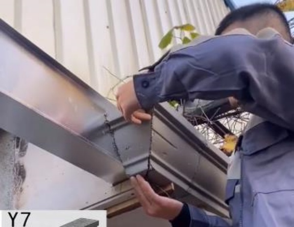 EPS外墻線條通常采用粘貼或錨固的方式安裝，施工簡便，工期短