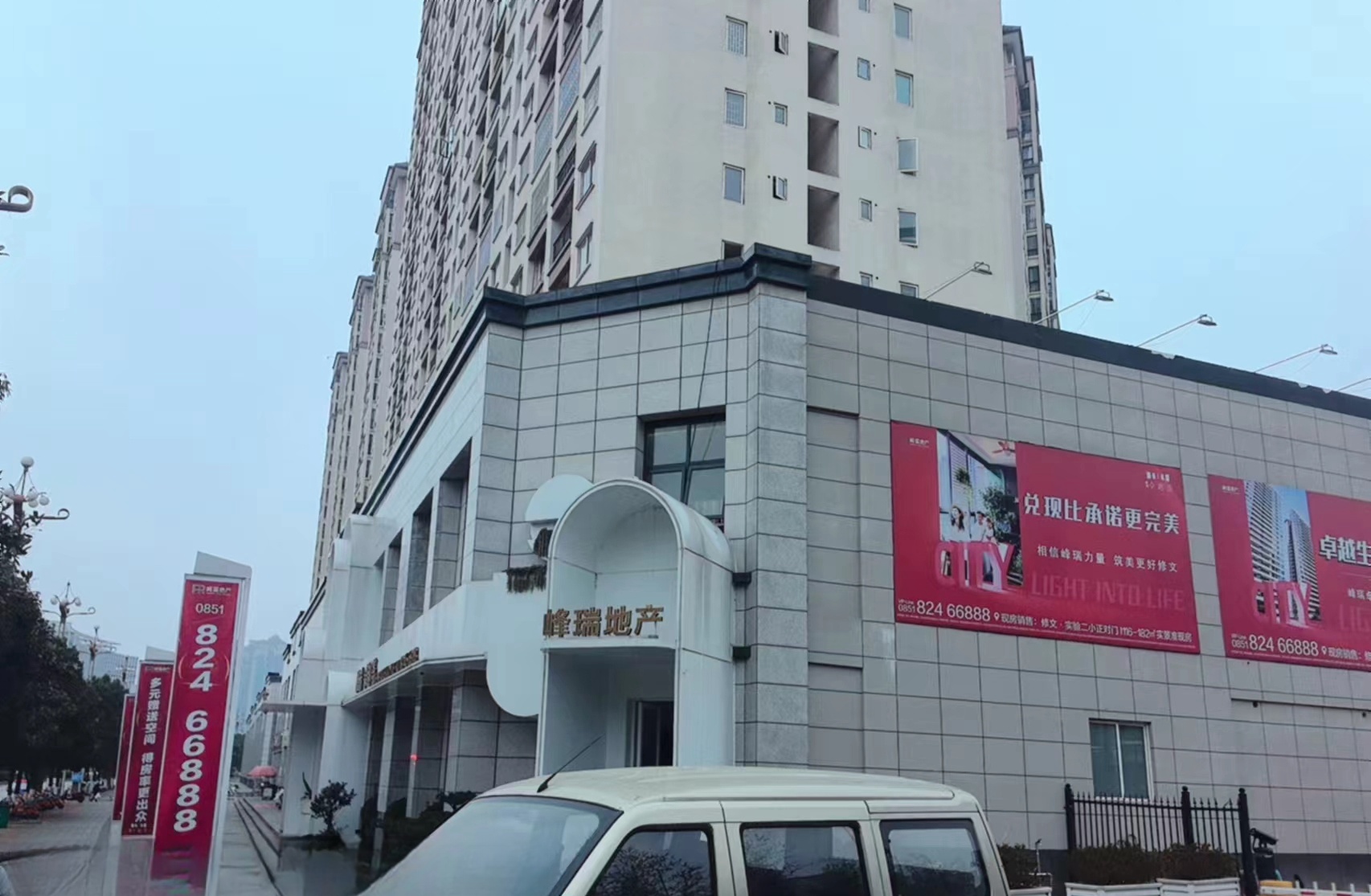 EPS線條和輕石構(gòu)件是兩種常見的外墻裝飾材料