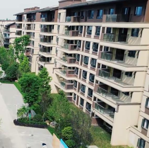 安裝EPS外墻裝飾線條前，需對(duì)墻面進(jìn)行仔細(xì)檢查，確保墻面平整、干燥、無油污和雜物