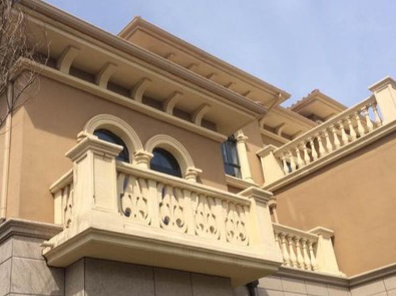 EPS外墻裝飾線條采用高品質(zhì)的材料制作而成，具有出色的耐久性和穩(wěn)定性。