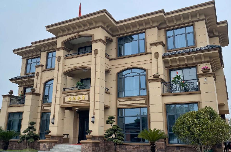 高質(zhì)量的EPS材料具有優(yōu)異的保溫性能、抗沖擊性能以及耐候性能，能夠確保裝飾線條的長期使用效果