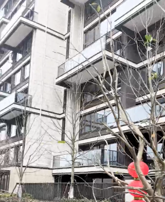 想讓別墅墻面與眾不同？EPS外飾線條施工技巧教你如何做！