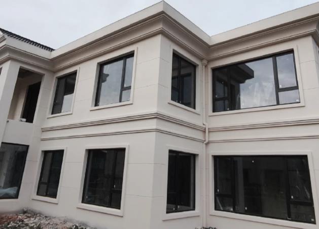 EPS外墻線(xiàn)條由輕質(zhì)材料制成，重量遠(yuǎn)輕于傳統(tǒng)的水泥或石膏線(xiàn)條。