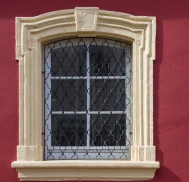 選擇合適的EPS歐式窗套尺寸，以確保窗套與窗戶(hù)的匹配度